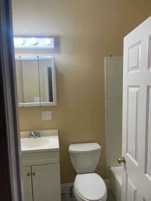 full bathroom 1 - 1336 N Capitol St NW