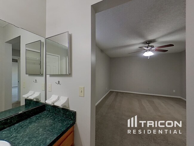 Building Photo - 3210 Chantilly Ct