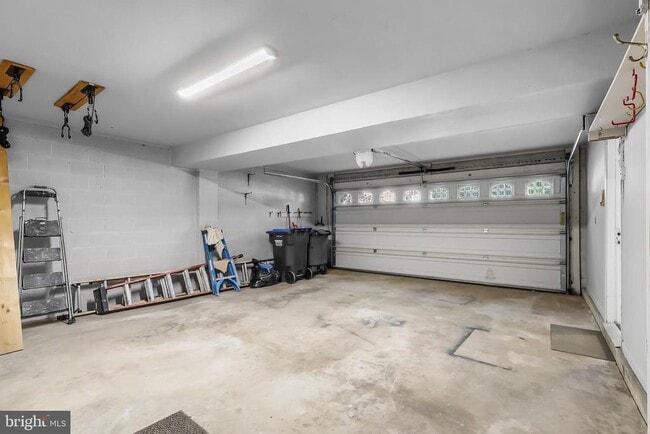 Building Photo - 4223 Avon Dr