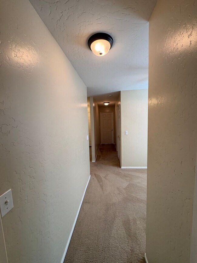 Building Photo - Lovely NW Visalia Home Near Shopping Centers Available Now!