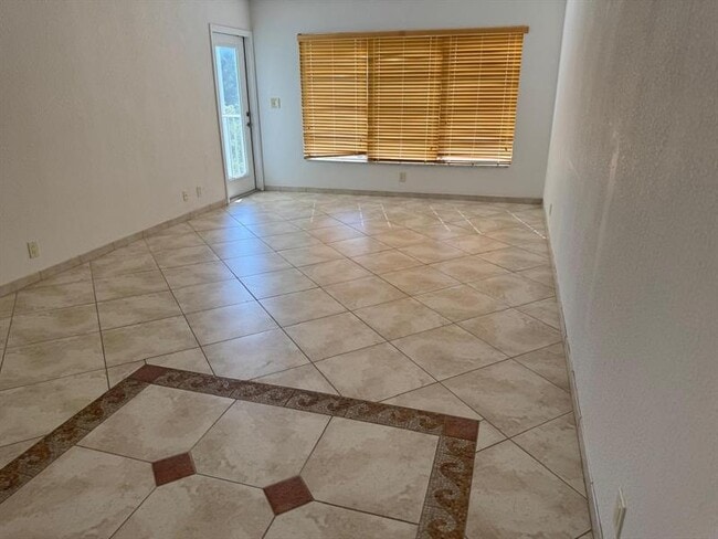 Building Photo - 3200 N Palm Aire Dr