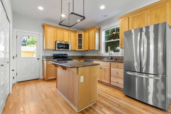 Primary Photo - 2529 SE 32nd Ave
