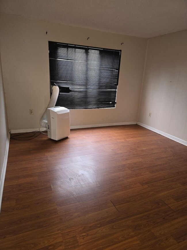 Building Photo - Oak Ridge 37830 - 1 Bedroom, 1 Bath Apartment - Contact Lisa Vineyard and Shannon Russell (865) 2...