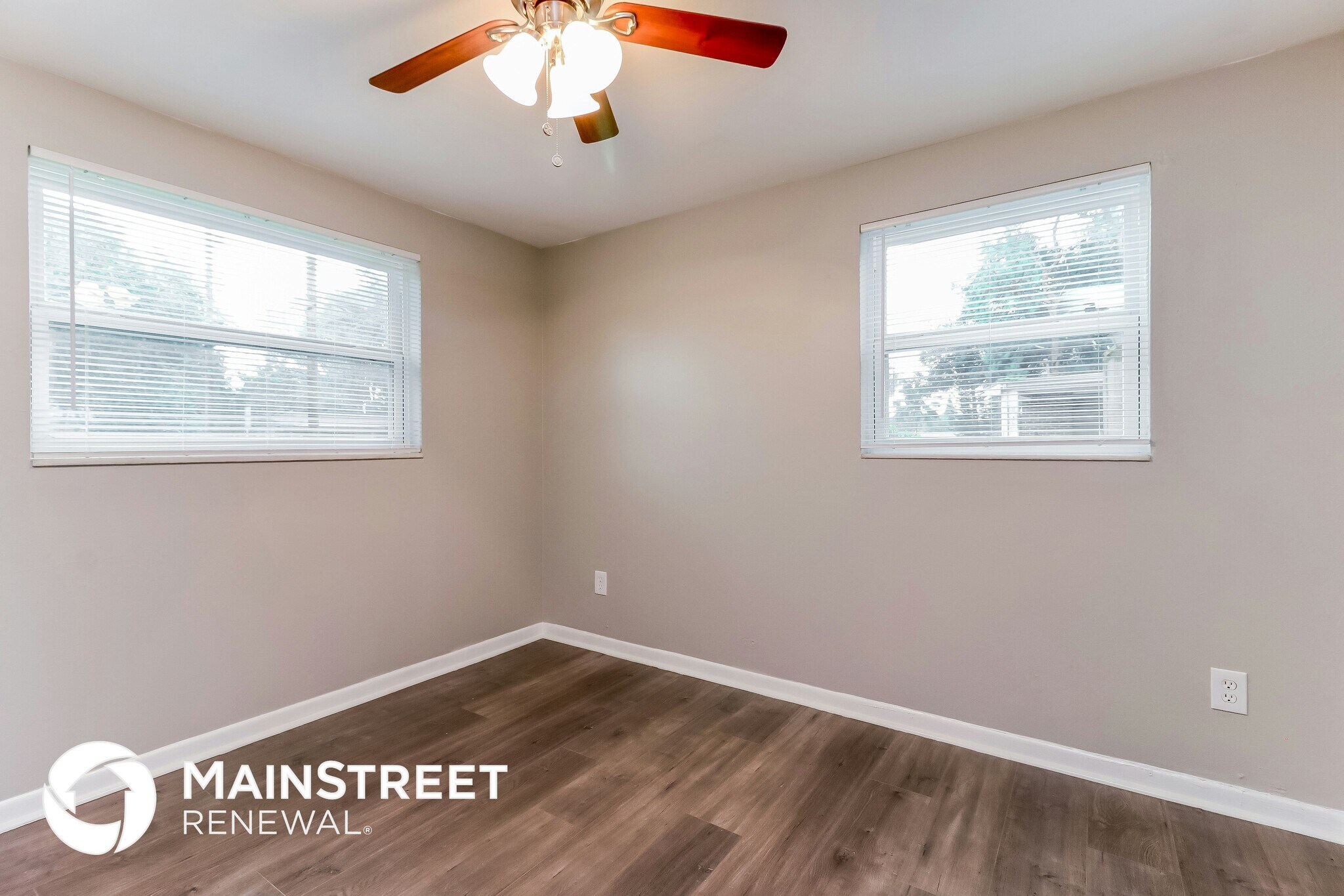 Building Photo - 921 Hillside Dr