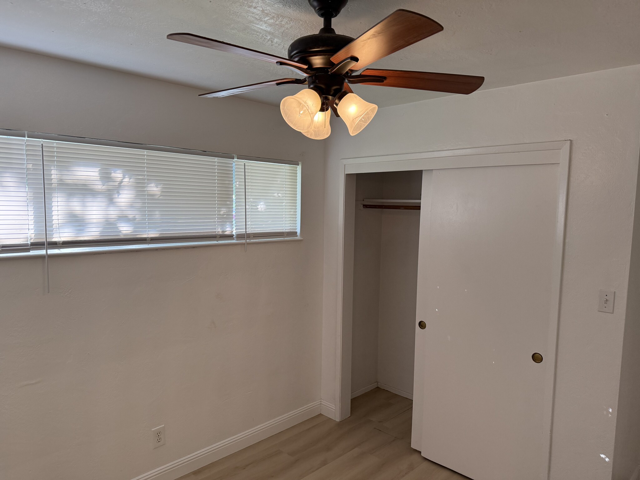 Second bedroom with ceiling fans. - 614 S Lower Sacramento Rd