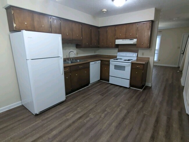 Building Photo - 1032 Brookview Dr