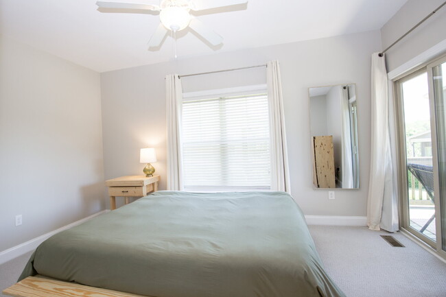 Building Photo - Charming End-Unit Townhome in Southern Pines