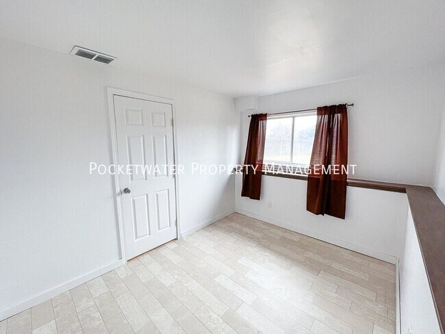 Building Photo - 2207 Tulip St