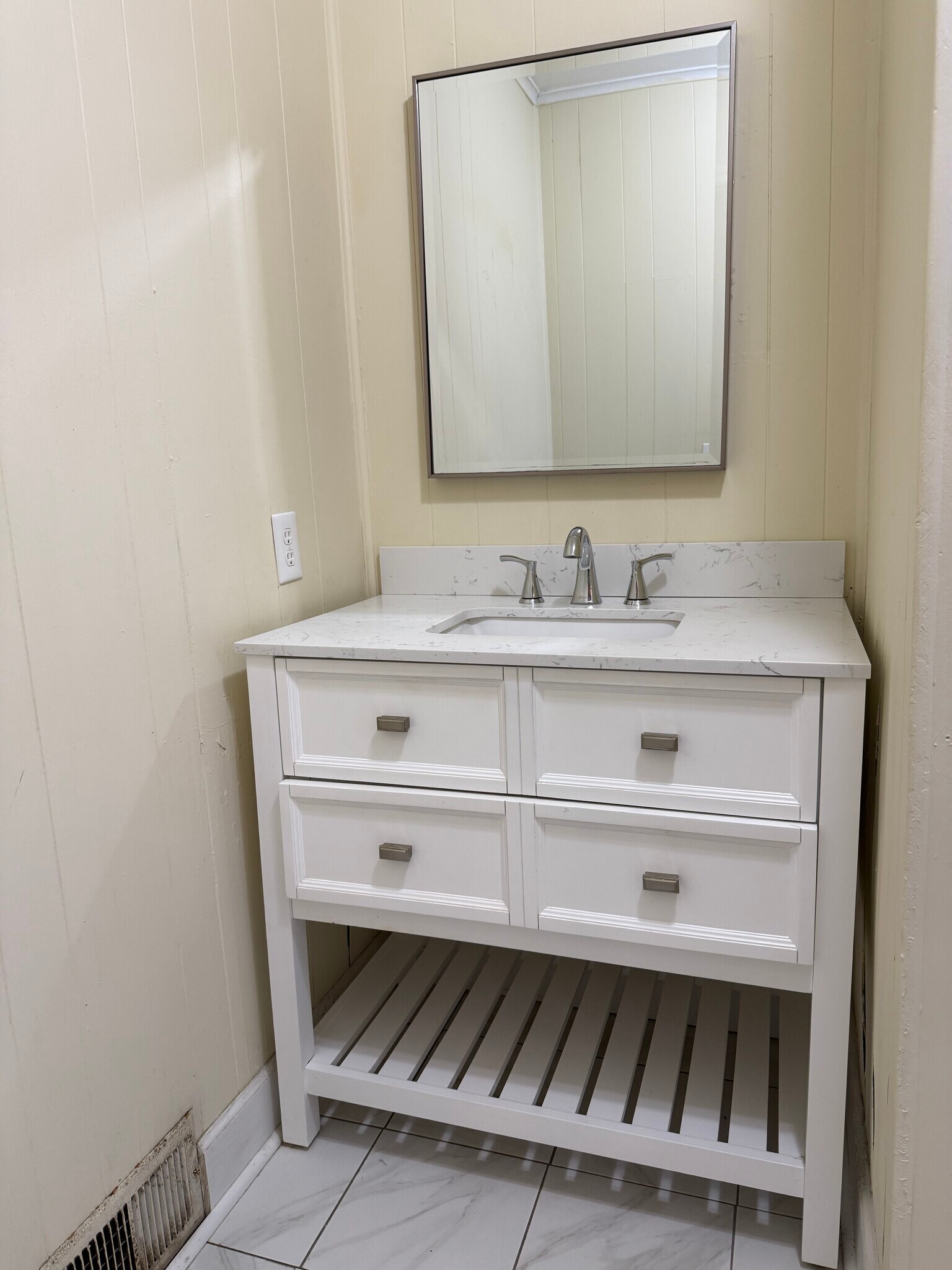 Front Bath 2 - 730 Maryland St