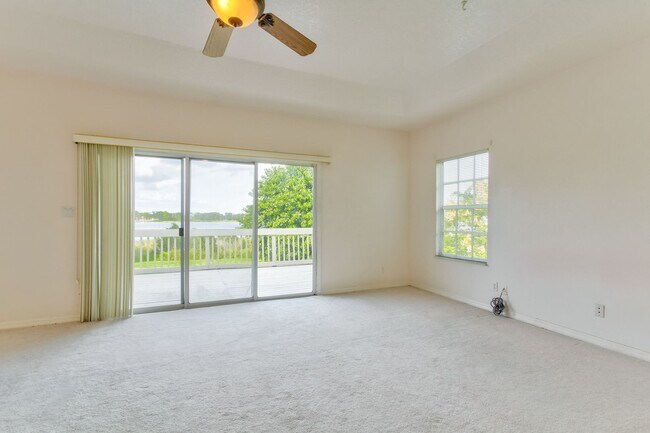 Building Photo - Beautiful Lake front home in West Kissimmee