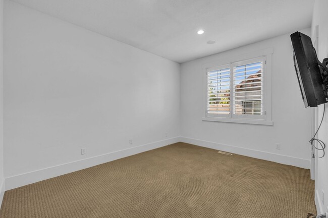 Building Photo - Parks Edge Townhome - BEST PRICE -$2700 pe...