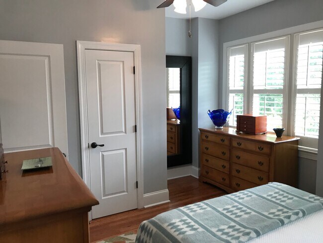 Building Photo - 100 N Laurel Ave