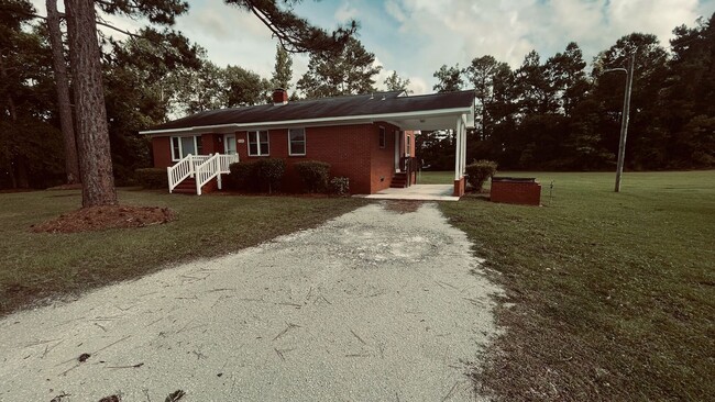 Building Photo - Farmhouse Charm!