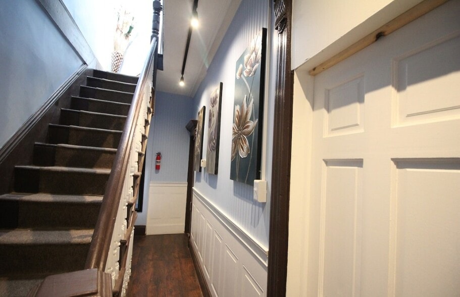 Building Photo - 693 Macdonough St