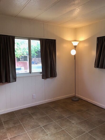 Building Photo - 5449 Bain St