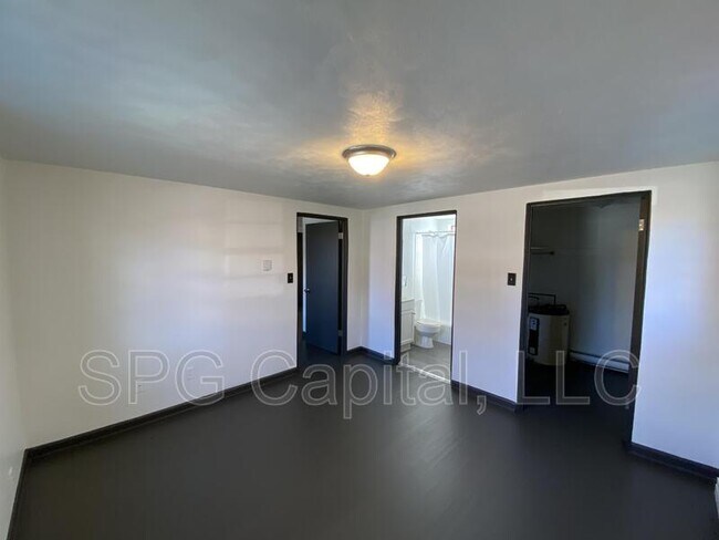 Building Photo - 615 Dallas St