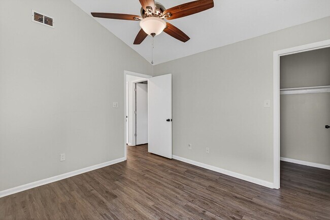Building Photo - Charming 2Bed Near Piney Green & Camp Lejeune