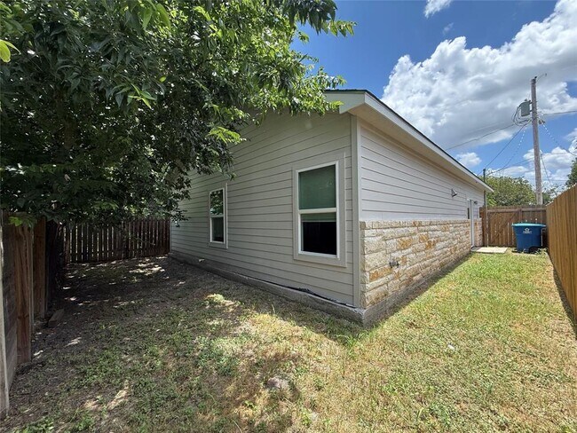Building Photo - 817 5th