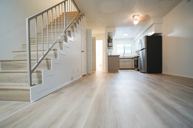 Building Photo - Galleria Townhomes