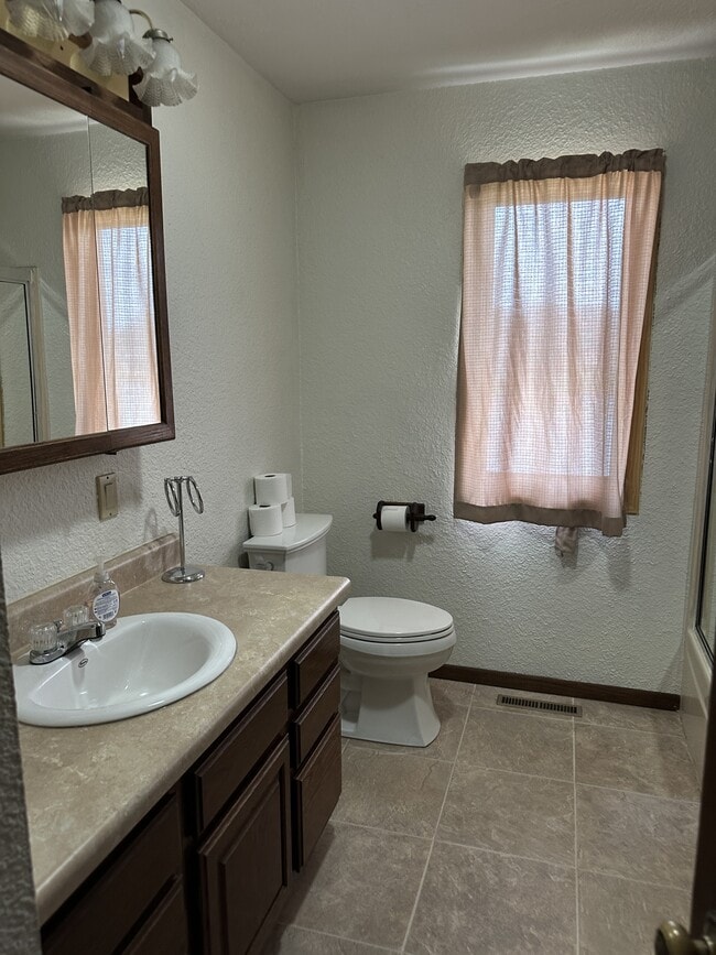 Building Photo - 2427 Mallard Dr