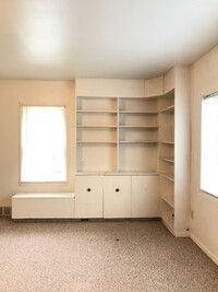 Building Photo - 3 Bedroom, 1 Bath Apartment for Rent - Clo...