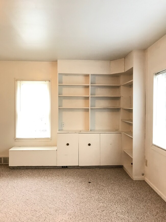 Primary Photo - 3 Bedroom, 1 Bath Apartment for Rent - Clo...