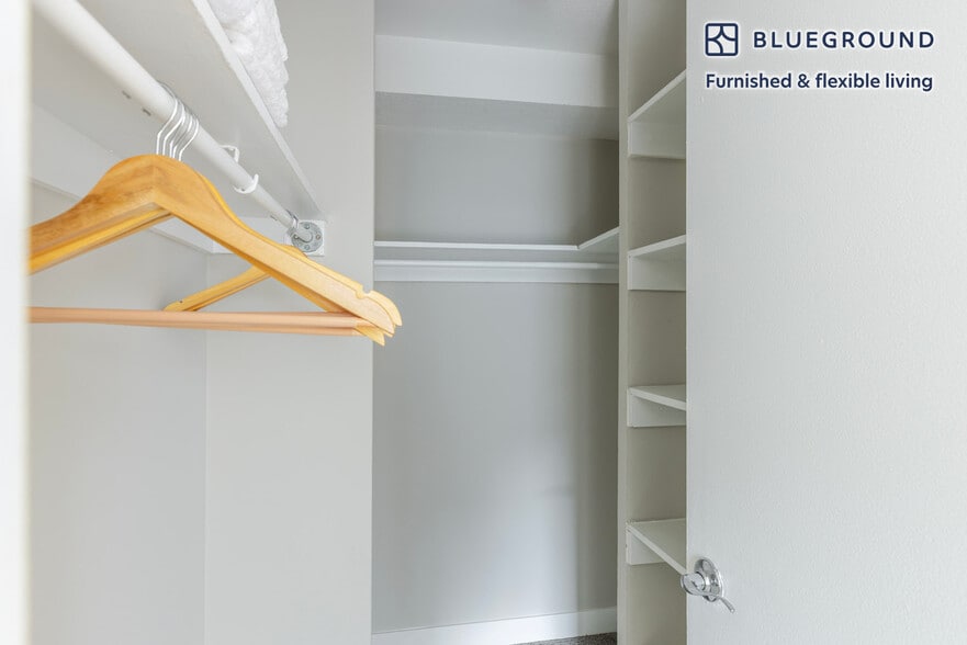 Building Photo - 5600 N Sheridan Rd