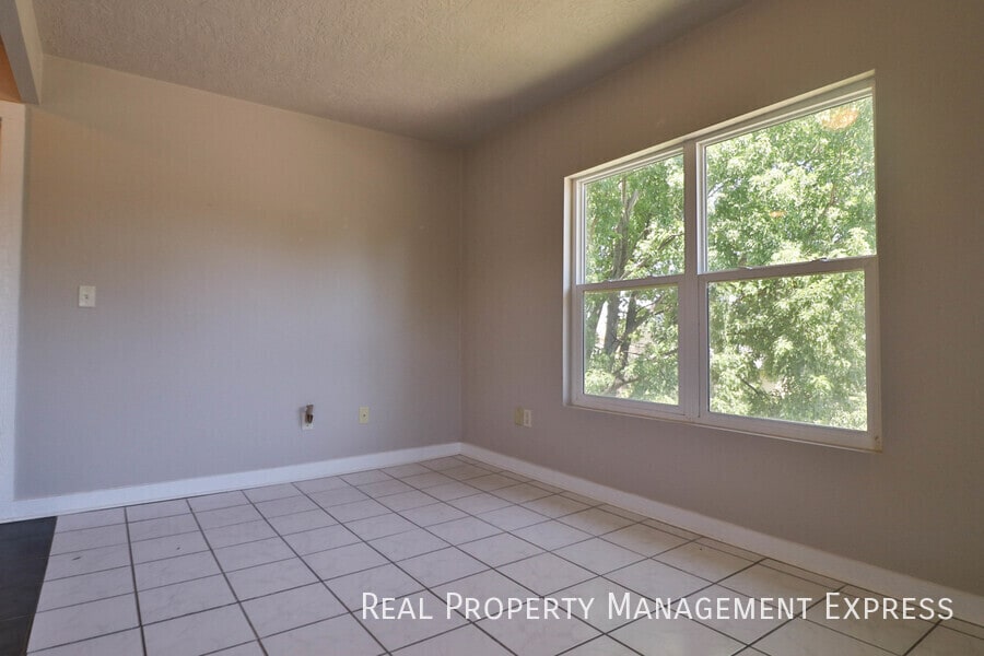 Building Photo - Great Upper level 1 Bedroom Apartment