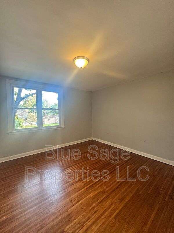 Building Photo - 2304 Bond Ave