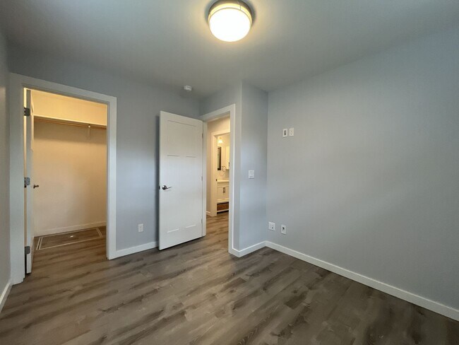 Building Photo - Modern Kerns 2BD ADU - Walk to Portland's Best Dining, Coffee and Nightlife