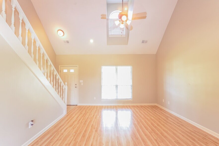 Building Photo - 2865 Pinnacle Dr