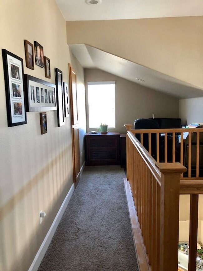 Building Photo - Great Gated Community Near Strip !!!!