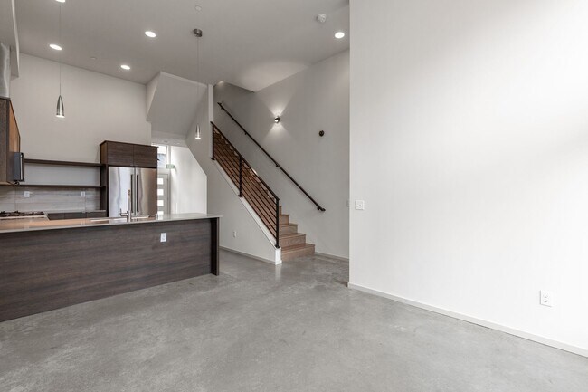 Building Photo - Stylish 3 BR/ 2/5 BA townhouse in Seattle