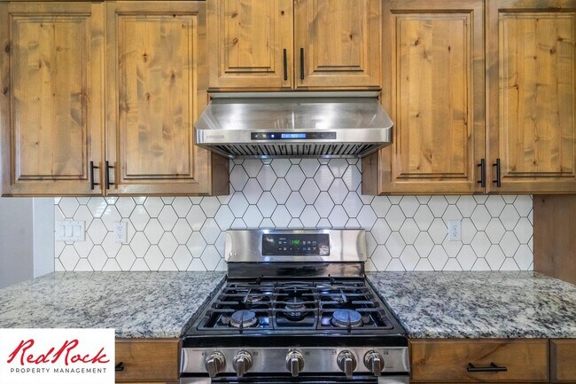 Building Photo - Pet-Friendly 3 Bedroom Home In A Great Neighborhood