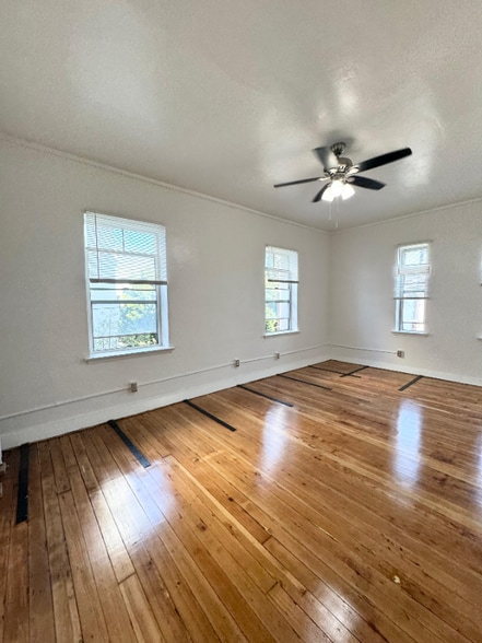Building Photo - 901 S Kingsley Dr
