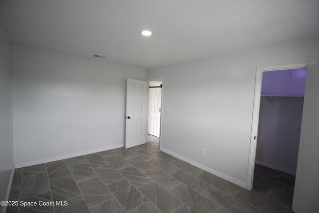 Building Photo - 3002 Edgewood Dr NE