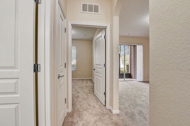 Building Photo - Beautifully Maintained 3-Bedroom, 2-Bathro...