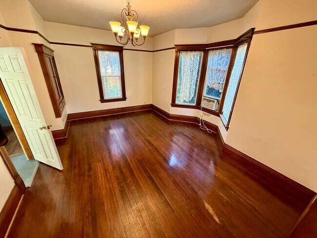 Building Photo - Victorian Charmer – 3 Bed, 1.75 Bath – Utilities Included!