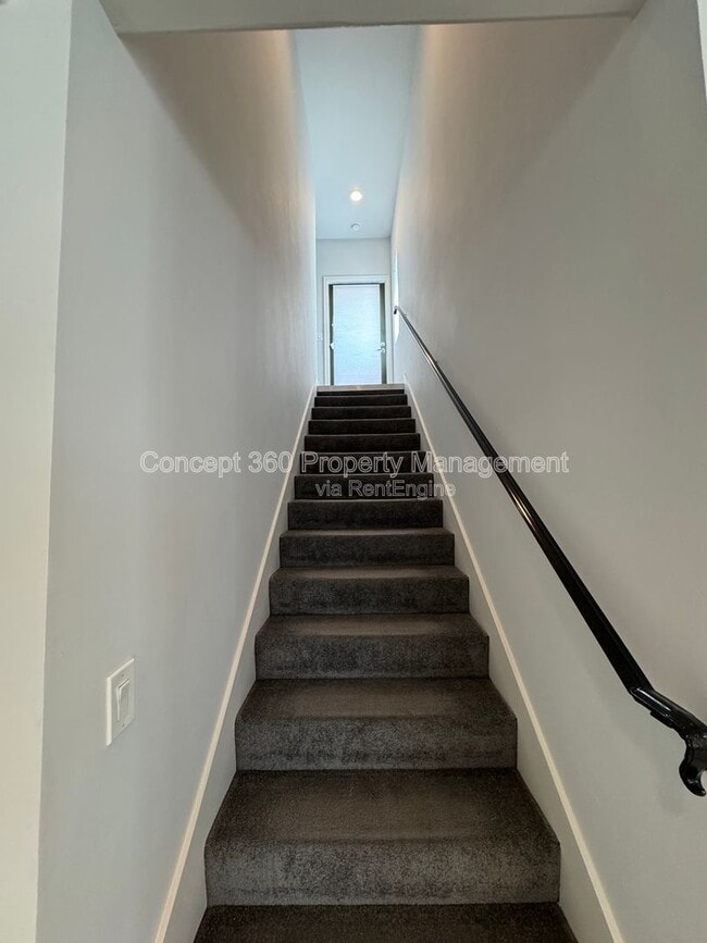 Building Photo - 1143 W 163rd St