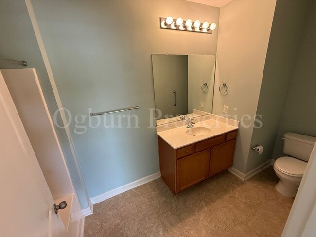 Building Photo - 2BR/2BA Condo, Convenient to University Pkwy & Hwy 52
