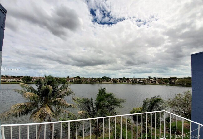 Building Photo - 9363 Fontainebleau Blvd