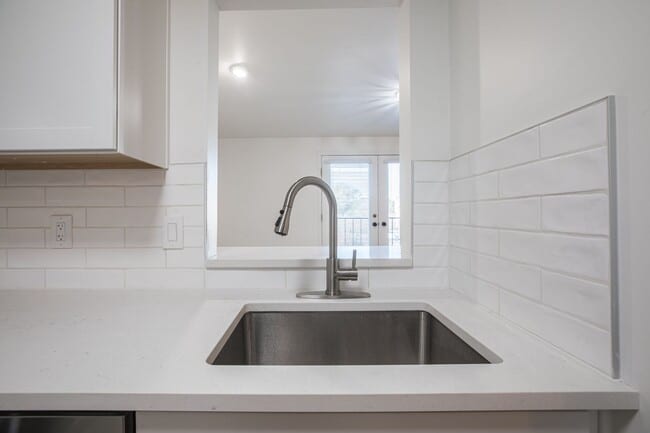 Building Photo - Walking distance to beach!