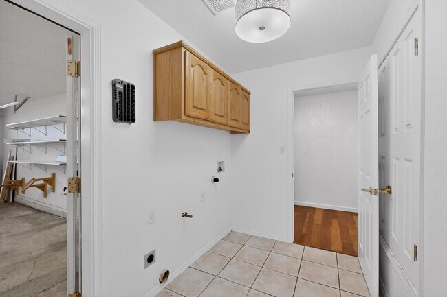 Building Photo - FOUR HILLS Executive Rental 4/5 BD 4/BA