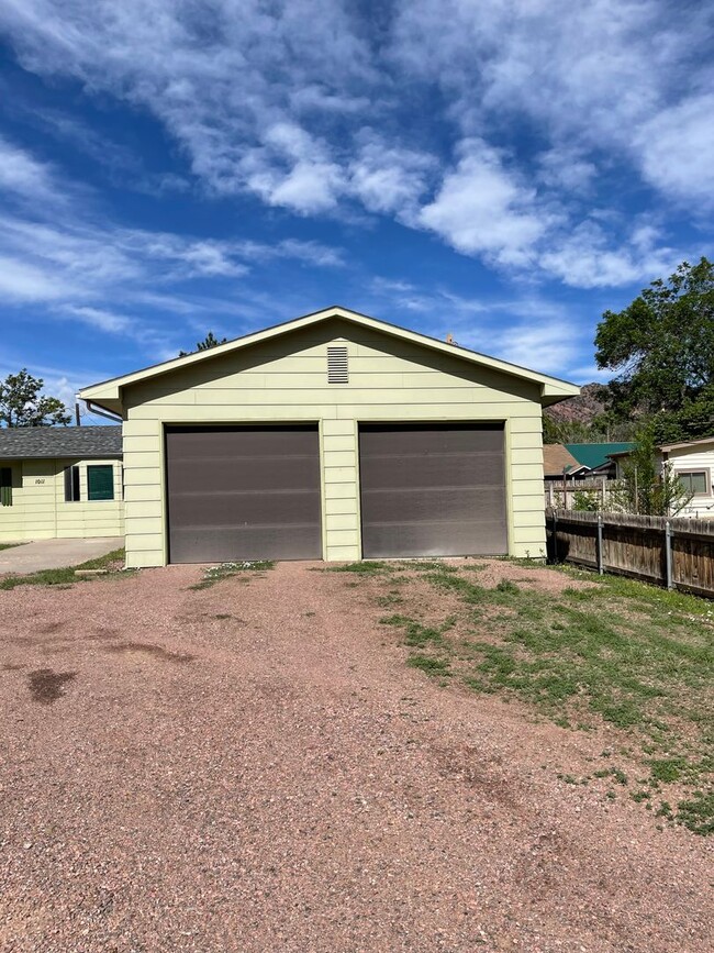 Building Photo - 4 Bedroom Home with Large Shop