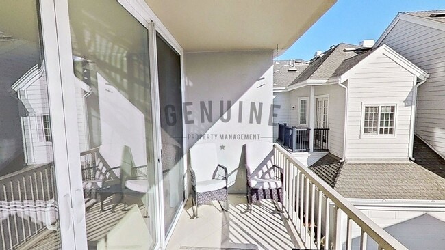 Building Photo - 2Bd 2Ba Spacious Newport Bay Front Condo