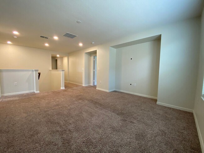 Building Photo - Stunning 5 Bedroom Pool Home in Orchard Hi...