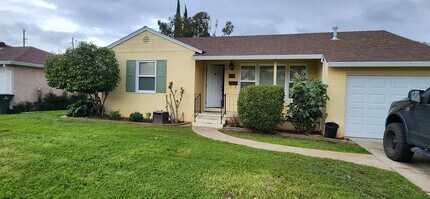 Building Photo - 2 Bedroom 1.5 Bathroom Home in S. Land Park with Updated Kitchen