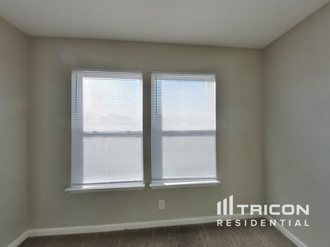 Building Photo - 8018 Bach Dr