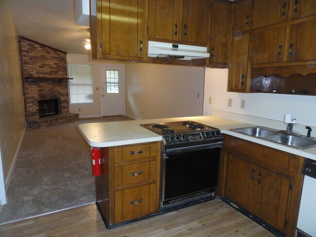 Building Photo - SPACIOUS 2/2 w/ Washer/Dryer (as-is), Sunroom, Fireplace, & More! Available March 1st for $1050/m...