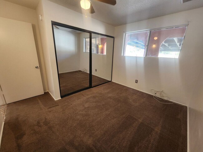 Building Photo - LARGE 3 bedroom home